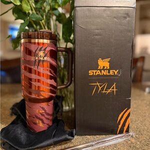Stanley X Tyla Tyger Quencher H2.0 FlowState Tumbler 40oz – NIB